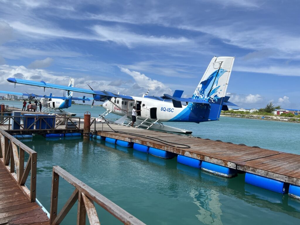 몰디브로 가기위한 이동수단이 seaplane수상비행기의 이륙전 모습